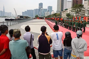 Spectacular Cannon Fire at Bach Dang Wharf Delights Tourists - image 2
