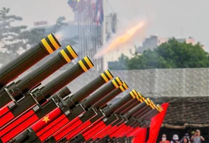 Spectacular Cannon Fire at Bach Dang Wharf Delights Tourists - image 4