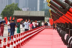 Spectacular Cannon Fire at Bach Dang Wharf Delights Tourists - image 11