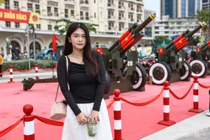 Spectacular Cannon Fire at Bach Dang Wharf Delights Tourists - image 10