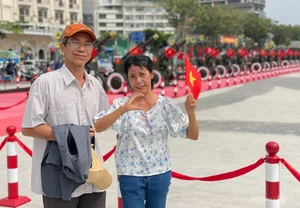 Spectacular Cannon Fire at Bach Dang Wharf Delights Tourists - image 1