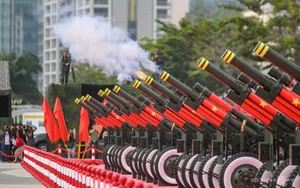 Spectacular Cannon Fire at Bach Dang Wharf Delights Tourists - image 7