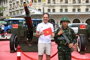 Spectacular Cannon Fire at Bach Dang Wharf Delights Tourists - image 8
