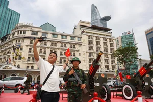 Spectacular Cannon Fire at Bach Dang Wharf Delights Tourists - image 12
