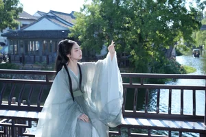 Modern Elegance in YiTuYu Art Language Vol.10273 Featuring Qing Qing - image 3