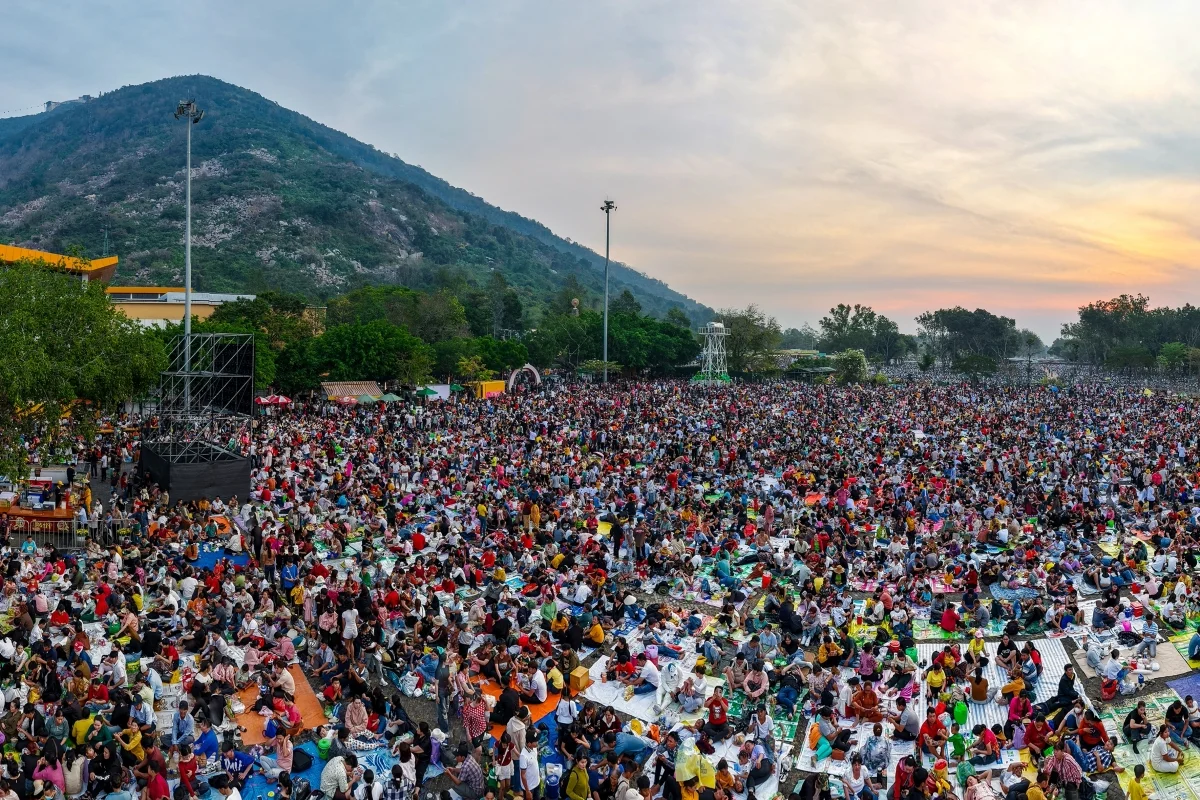 Ba Den Mountain Pilgrimage: Thousands Gather for New Year Blessings