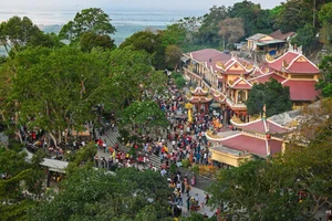 Ba Den Mountain Pilgrimage: Thousands Gather for New Year Blessings - image 5
