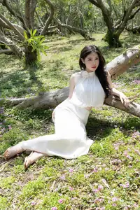 Bai Ru Xue Abby: Pure Beauty Amidst Lush Nature | XiuRen No.10485 - image 11