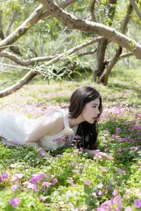 Bai Ru Xue Abby: Pure Beauty Amidst Lush Nature | XiuRen No.10485 - image 3