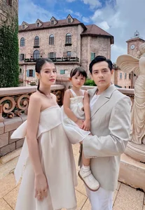 Chic Maternity Style: Dong Nhi's Elegant Fashion Journey During Her Second Pregnancy - image 5