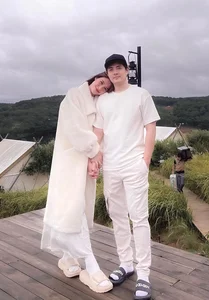 Chic Maternity Style: Dong Nhi's Elegant Fashion Journey During Her Second Pregnancy - image 6