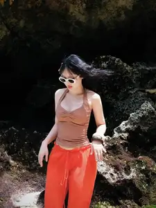 View Van Tiny: Ex-Hot Girl Shines as a Radiant Mermaid on Bali Beach - image 0