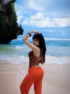 View Van Tiny: Ex-Hot Girl Shines as a Radiant Mermaid on Bali Beach - image 8