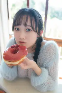 Okumura Riho & 'I no Shogeki' Charm: Sweet Beauty with a Fresh Strawberry Donut - image 4