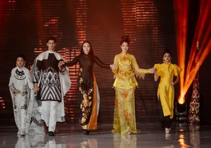 Thai Stars Embrace Vietnamese Tradition: Stunning Beauties in Elegant Ao Dai Fashion - image 2