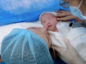 Vietnamese Star Sam Reveals First Close-Up Photos of Her Daughter - image 0