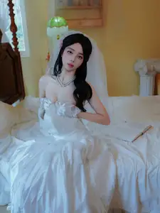 Zhu Zhu Molly: Impressive Debut in a Pristine White Wedding Gown | XiuRen - image 1
