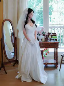 Zhu Zhu Molly: Impressive Debut in a Pristine White Wedding Gown | XiuRen - image 6