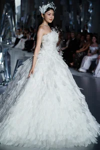 Lo Lem's Viral Fashion Runway Debut: The Rising Star Captivating Social Media in Vietnam - image 5