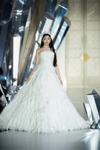 Lo Lem's Viral Fashion Runway Debut: The Rising Star Captivating Social Media in Vietnam - image 4