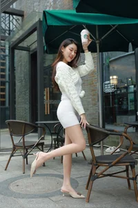 IESS Xiaobao in White: The Ultimate Guide to Styling a Classic White Bodycon Skirt - image 1