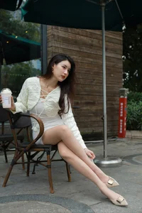 IESS Xiaobao in White: The Ultimate Guide to Styling a Classic White Bodycon Skirt - image 6