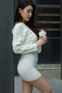 IESS Xiaobao in White: The Ultimate Guide to Styling a Classic White Bodycon Skirt - image 11