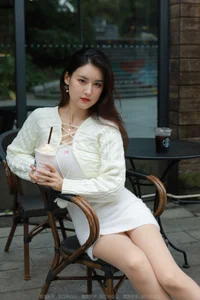 IESS Xiaobao in White: The Ultimate Guide to Styling a Classic White Bodycon Skirt - image 16