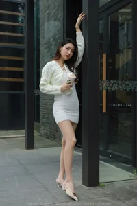 IESS Xiaobao in White: The Ultimate Guide to Styling a Classic White Bodycon Skirt - image 3
