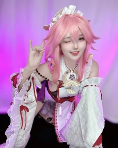 Stunning One Piece Cosplay Gallery: Bringing Iconic Anime Characters to Life with Style - image 9