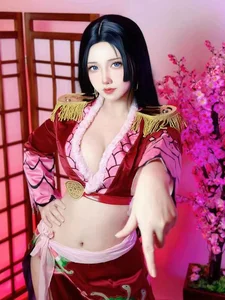 Stunning One Piece Cosplay Gallery: Bringing Iconic Anime Characters to Life with Style - image 1