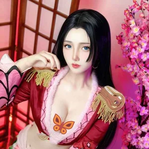Stunning One Piece Cosplay Gallery: Bringing Iconic Anime Characters to Life with Style - image 5