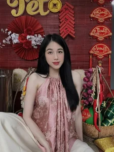 Viral Street Food Sensation: The Impressive New Look of the Rice Paper Girl - image 8