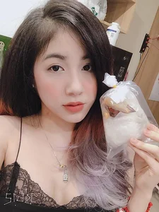 Viral Street Food Sensation: The Impressive New Look of the Rice Paper Girl - image 2