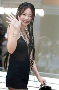 Jennie Kim's Bold Fashion Choices: Navigating Controversy and Setting Global Style Trends - image 3