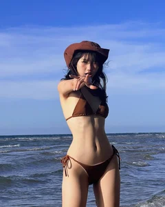 Redefining Beauty: Famous Blogger Debuts a Bold and Sensual New Look - image 7