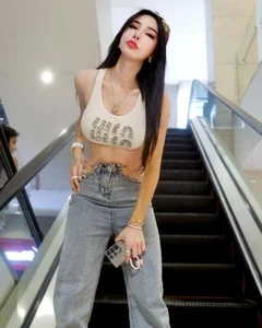 Stunning Hot Girl Rocking the Bold Underboob Fashion Trend with Confidence and Grace - image 0