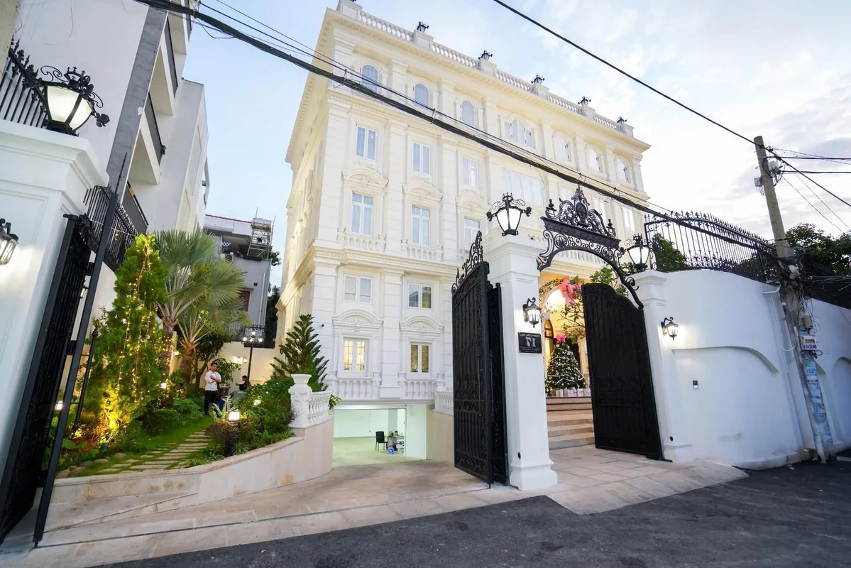 Inside the Opulent 200 Billion VND Villa of Meritorious Artist Vu Luan and His Wife