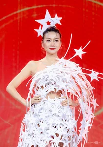 Star of the Year Catwalk: Four Iconic Beauties Gracing the Runway - image 0