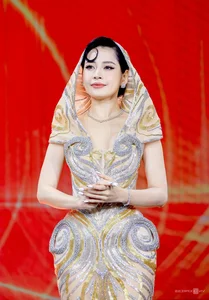 Star of the Year Catwalk: Four Iconic Beauties Gracing the Runway - image 7