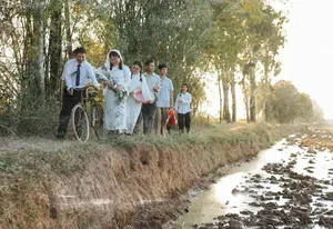 Stunning Ninh Binh Wedding Photography: A Creative Couple's Viral Photo Shoot in Vietnam - image 6