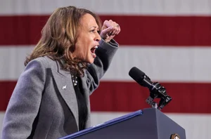 Capturing the Intensity: Memorable Moments from Trump and Harris on the Campaign Trail - image 9