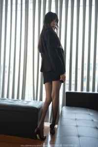TuanTuan’s Black Butler Style: A Sophisticated Long-Legged Fashion Showcase - image 68