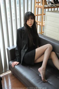 TuanTuan’s Black Butler Style: A Sophisticated Long-Legged Fashion Showcase - image 16