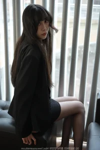 TuanTuan’s Black Butler Style: A Sophisticated Long-Legged Fashion Showcase - image 22