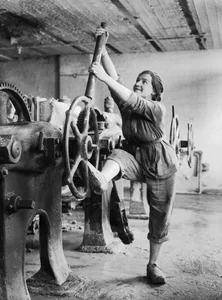 Revolutionary Fashion Trends: Iconic Styles That Redefined the Global Fashion Industry Throughout History - image 7