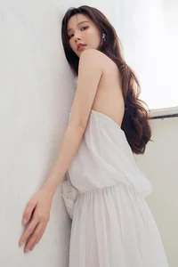 Ho Ngoc Ha and Thuy Tien Lead the Stunning Backless Fashion Trend - image 7