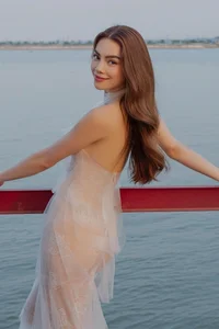 Ho Ngoc Ha and Thuy Tien Lead the Stunning Backless Fashion Trend - image 4