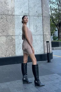 Ho Ngoc Ha and Thuy Tien Lead the Stunning Backless Fashion Trend - image 5