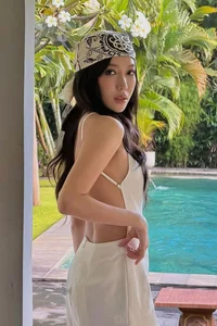 Ho Ngoc Ha and Thuy Tien Lead the Stunning Backless Fashion Trend - image 0